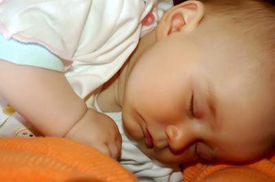 quanto deve uma criança dormir em 2 meses 