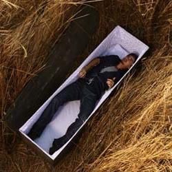 o homem morto em um caixão